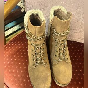 Very G Ladies Size 11 Fur Boots